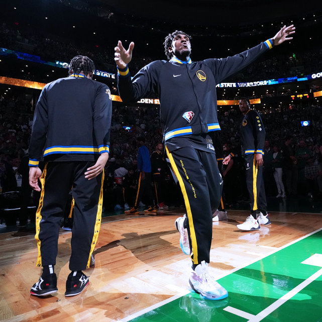 集结日西汉姆调整名单以备荷甲，远射贴柱环节打磨，震撼外界，临场指挥获称赞的简单介绍